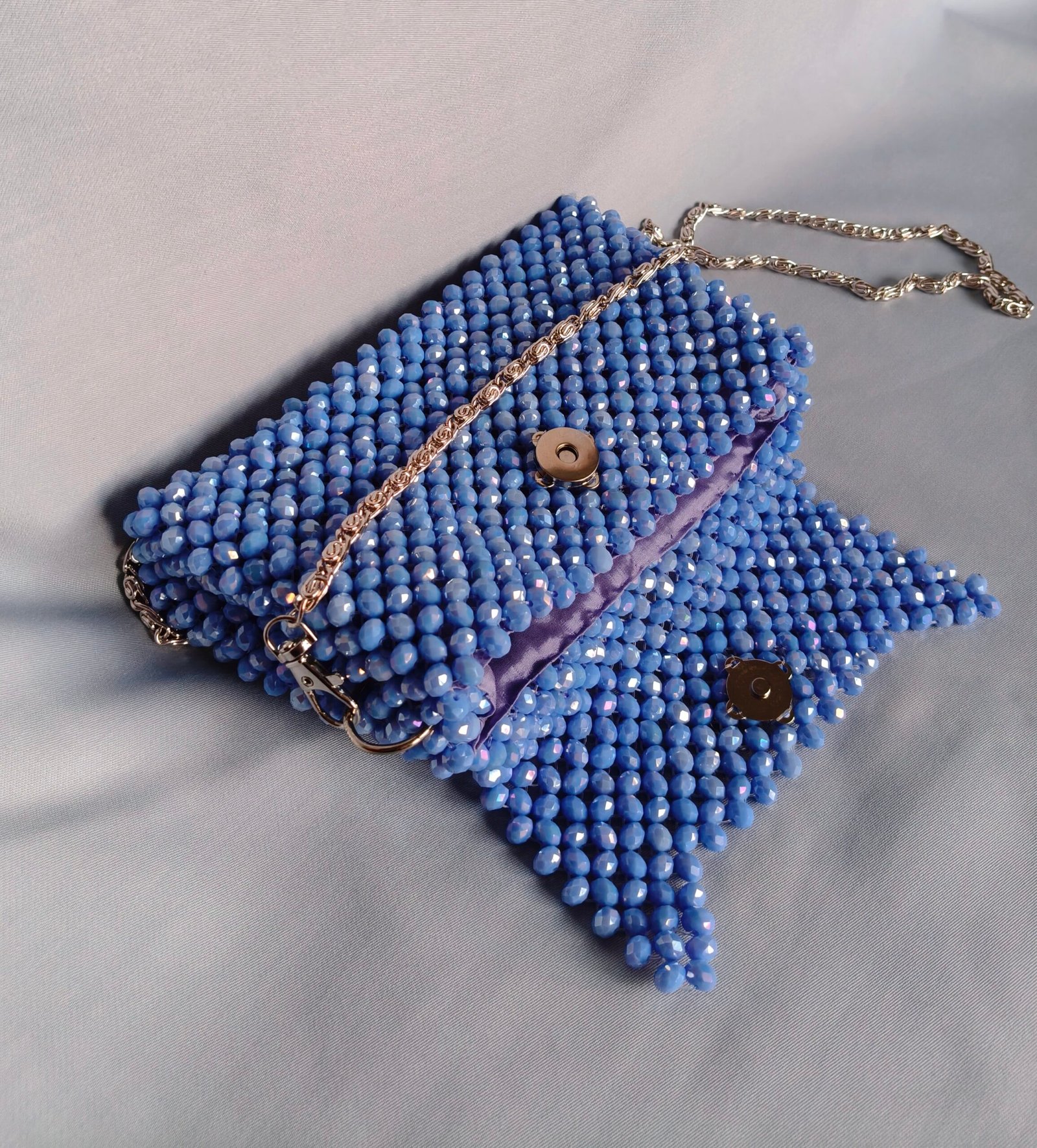 Borsa a perline blu con tracolla a catena – fatta a mano